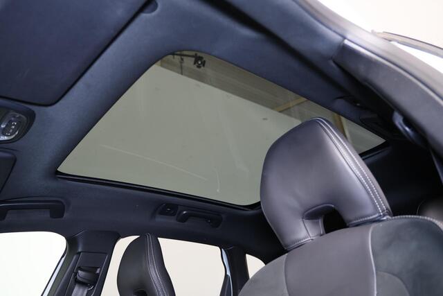 Volvo V40 T3 PolarPlus Sport - Panoramadak - Verwarmde voorstoelen - Parkeersensoren v/a - Parkeercamera achter - Park Pilot - Harman Kardon Audio - DAB - A