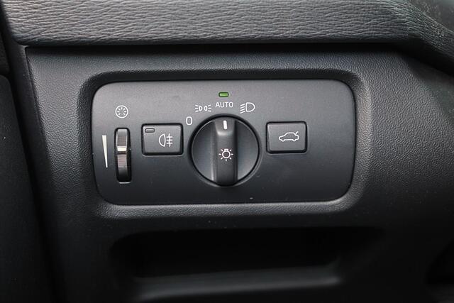 Volvo V40 T3 PolarPlus Sport - Panoramadak - Verwarmde voorstoelen - Parkeersensoren v/a - Parkeercamera achter - Park Pilot - Harman Kardon Audio - DAB - A