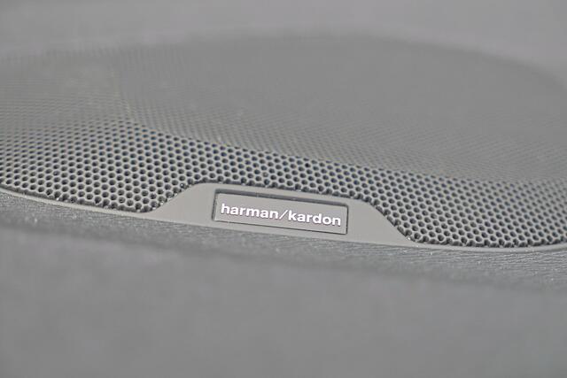 Volvo V40 T3 PolarPlus Sport - Panoramadak - Verwarmde voorstoelen - Parkeersensoren v/a - Parkeercamera achter - Park Pilot - Harman Kardon Audio - DAB - A