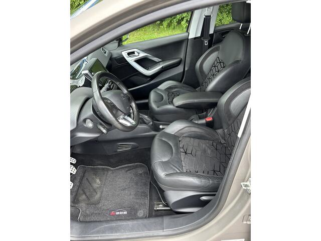 Peugeot 208 1.2 PureTech Premi�re | 110PK | Distr vv | NAP | Pano | Achteruitrijdcam