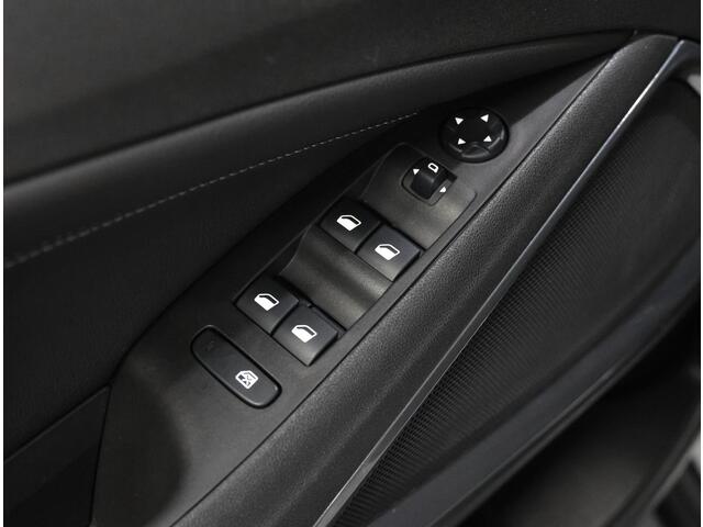 Opel Crossland 130PK Elegance | 1ste eigenaar | AppleCarPlay/AndroidAuto | Armsteun | Camera | Trekhaak | Climate Control | Cruise Control | Navigatie | LE