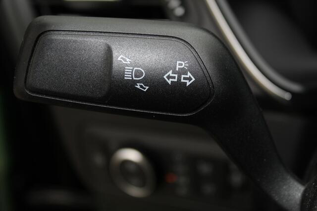 Ford Kuga 2.5-243pk PHEV Titanium. Hybride rijden voor een re�el bedrag. Slechts 11.500km  Autm. airco dual, camera v+a, metallic lak, all season banden ro