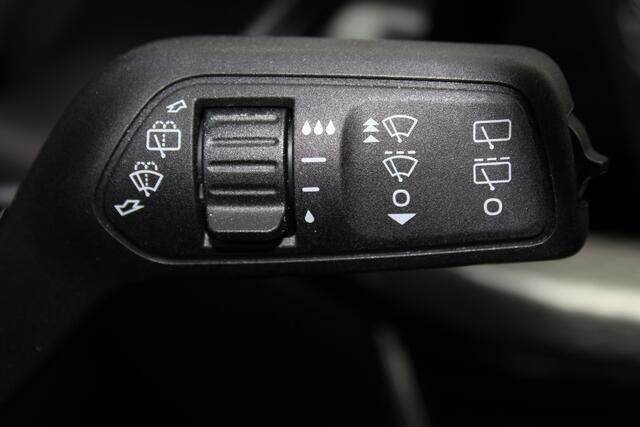 Ford Kuga 2.5-243pk PHEV Titanium. Hybride rijden voor een re�el bedrag. Slechts 11.500km  Autm. airco dual, camera v+a, metallic lak, all season banden ro