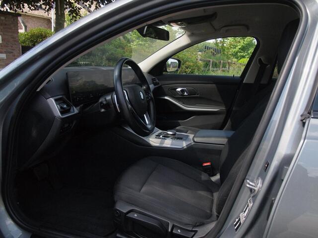 BMW 3-Serie Touring 318i | Virtual Cockpit | Facelift Model | Apple Carplay | 19 Inch | NL-Auto |
