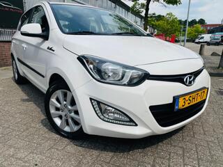 HYUNDAI I 20 1.2i i-Deal AIRCO 15'LMV BLUETOOTH NAVIGATIE