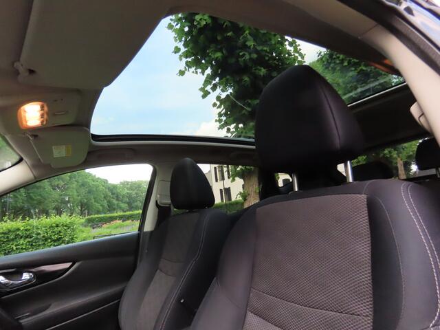 Nissan Qashqai 1.2 Connect Edition 360 Camera Panoramadak DAB Keyless Entry Navigatie Stoelverwarming Xenon Lm Velgen Pdc Trekhaak