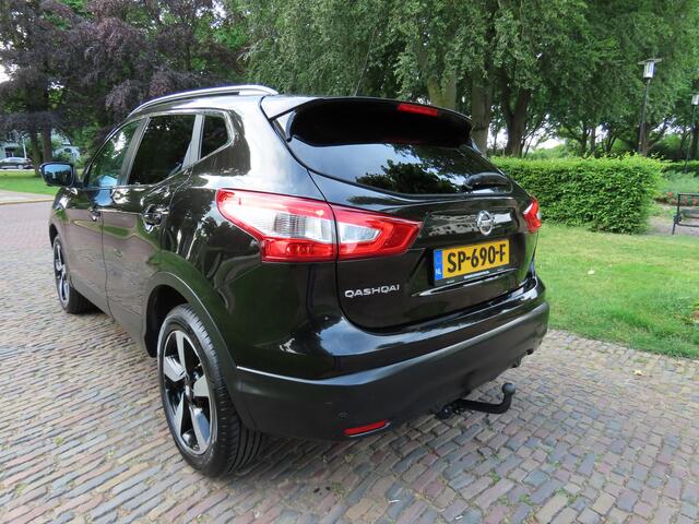 Nissan Qashqai 1.2 Connect Edition 360 Camera Panoramadak DAB Keyless Entry Navigatie Stoelverwarming Xenon Lm Velgen Pdc Trekhaak