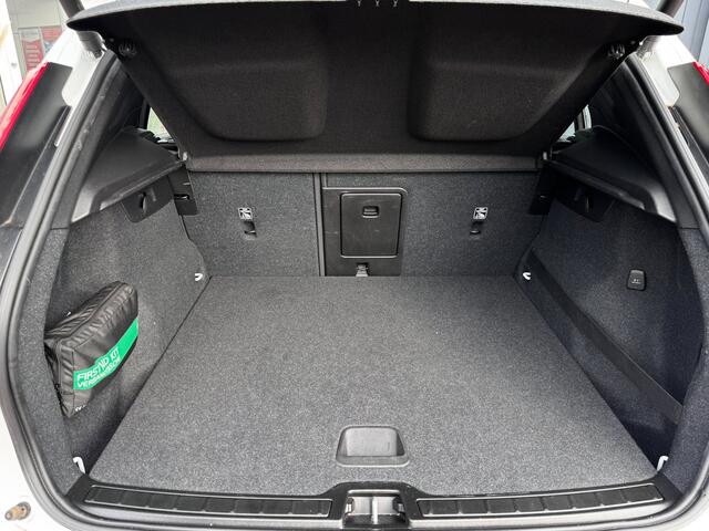 Volvo XC40 1.5 T3 Momentum Pro | NL-Auto | Elek. Achterklep | PDC voor + Achter | Navigatie