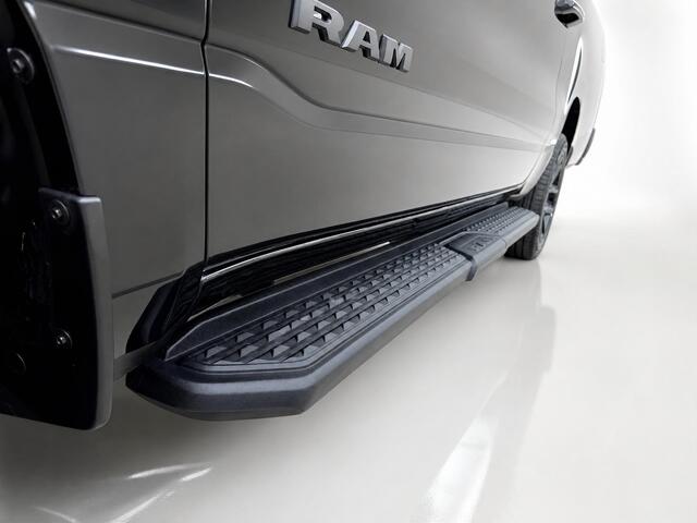 Dodge 1500 Ram Laramie Night Edition Modeljaar 24 | BOMVOL| Panoramadak elect. | Luchtvering | Virtual cockpit | Adaptive cruise | Geheel rijklaar incl. LPG