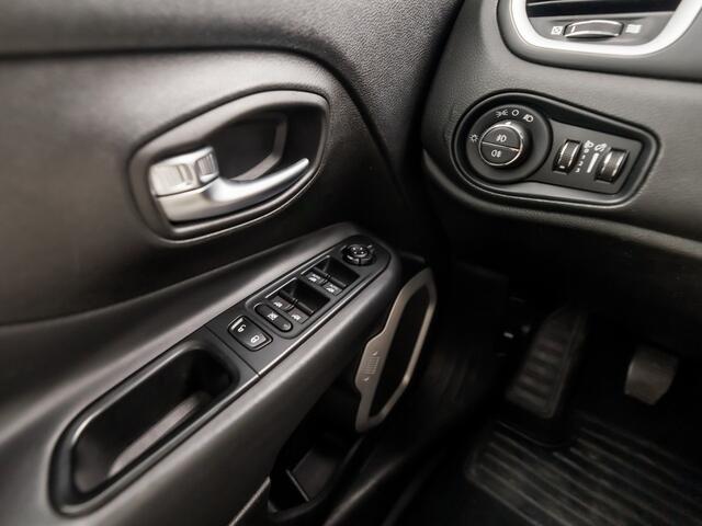 Jeep Renegade 1.4 MultiAir Sport NAVIGATIE, CLIMATE, GETINT GLAS, SPORTSTOELEN, CRUISE, KEYLESS, PARKEERSENSOREN, STAAT