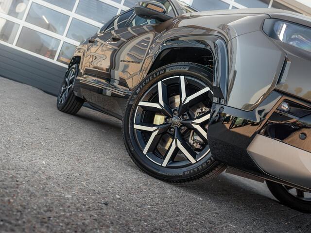 Jeep Compass First Edition 74 kWh | Direct leverbaar | Adapt. Cruise | Camera | Carplay | 20 | Elektr. A-Klep | Navi | Winter Pack | Schuif/Kanteldak | Pre