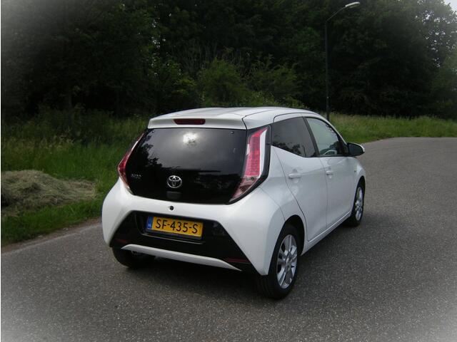 Toyota Aygo 1.0 VVT-i x-joy 5-Drs Navi/Ecc/Lmv/Camera/Carplay