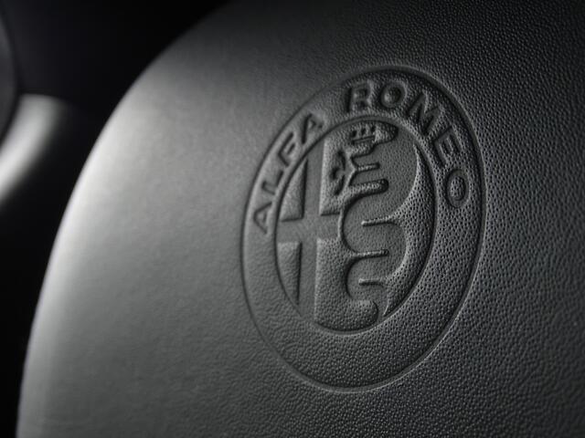 Alfa Romeo Giulietta 1.4 T 170PK MultiAir Super / luxe pakket / LED NAP