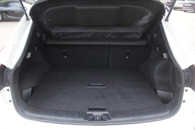 Nissan Qashqai 1.2 Connect Edition / Trekhaak / Camera / Panoramadak / Keyless / Navigatie / 17'' / DAB / Cruise Control /