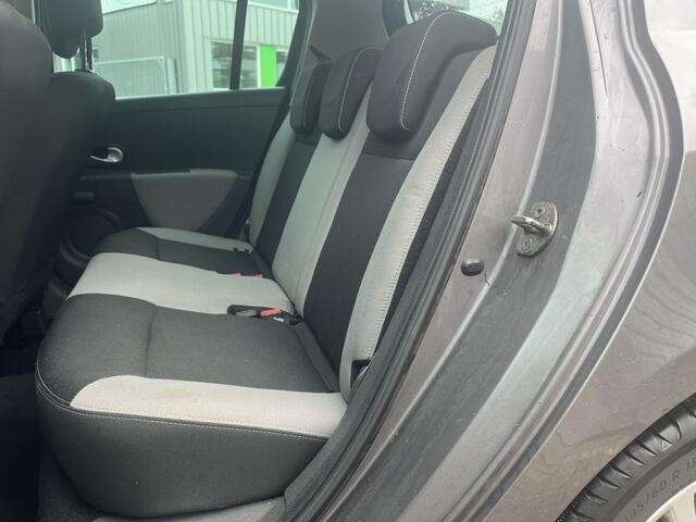 Renault Clio 1.5 dCi Cruisecontrol Clima Navigatiesysteem