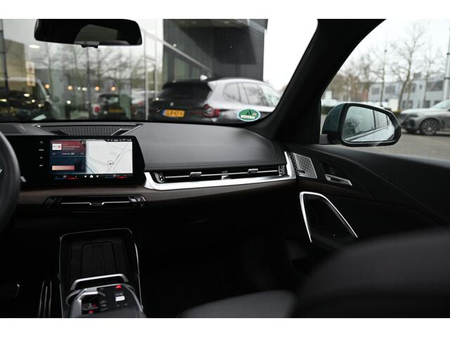 BMW X1 xDrive23i M Sport Automaat / Panoramadak / Trekhaak / Sportstoelen / Head-Up / M Adaptief onderstel / Adaptieve LED / Parking Assistant Plus