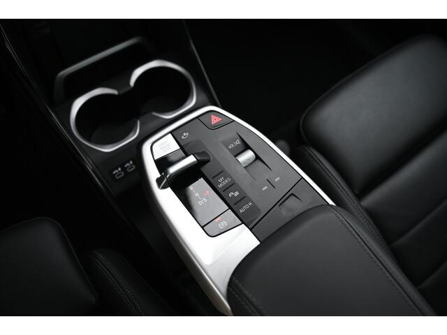 BMW X1 xDrive23i M Sport Automaat / Panoramadak / Trekhaak / Sportstoelen / Head-Up / M Adaptief onderstel / Adaptieve LED / Parking Assistant Plus