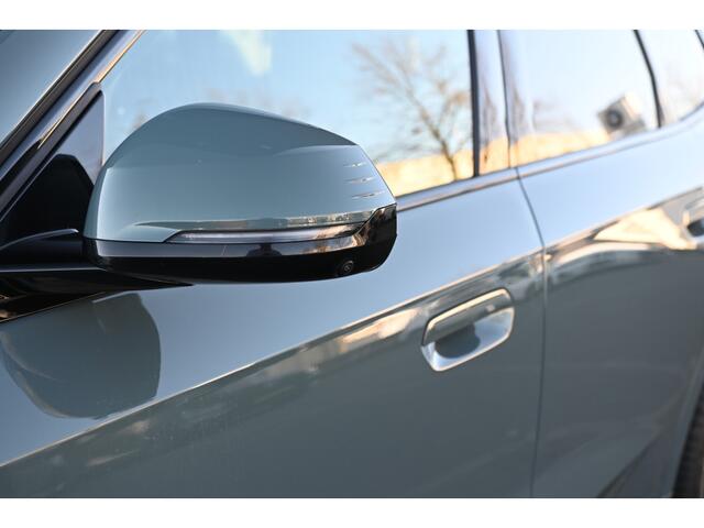 BMW X1 xDrive23i M Sport Automaat / Panoramadak / Trekhaak / Sportstoelen / Head-Up / M Adaptief onderstel / Adaptieve LED / Parking Assistant Plus