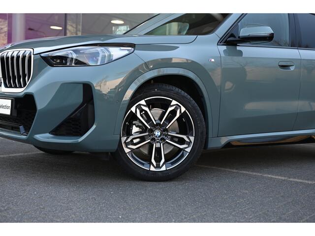 BMW X1 xDrive23i M Sport Automaat / Panoramadak / Trekhaak / Sportstoelen / Head-Up / M Adaptief onderstel / Adaptieve LED / Parking Assistant Plus