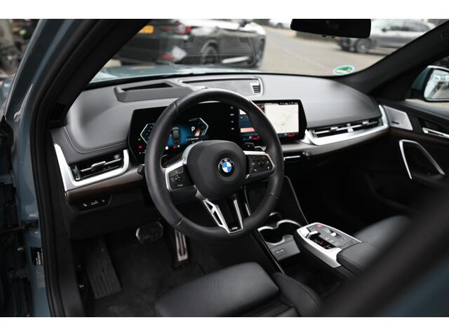 BMW X1 xDrive23i M Sport Automaat / Panoramadak / Trekhaak / Sportstoelen / Head-Up / M Adaptief onderstel / Adaptieve LED / Parking Assistant Plus
