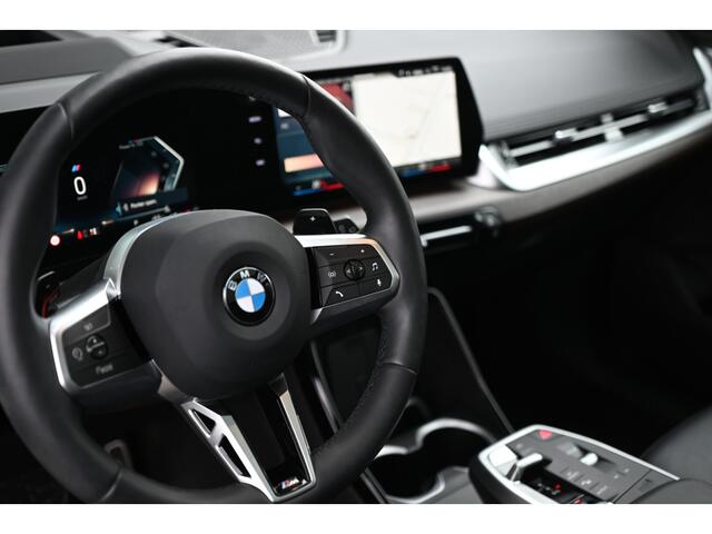 BMW X1 xDrive23i M Sport Automaat / Panoramadak / Trekhaak / Sportstoelen / Head-Up / M Adaptief onderstel / Adaptieve LED / Parking Assistant Plus