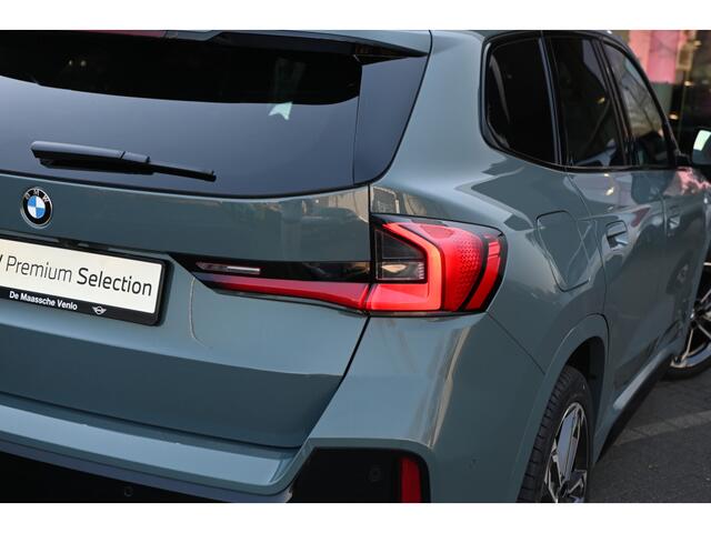 BMW X1 xDrive23i M Sport Automaat / Panoramadak / Trekhaak / Sportstoelen / Head-Up / M Adaptief onderstel / Adaptieve LED / Parking Assistant Plus