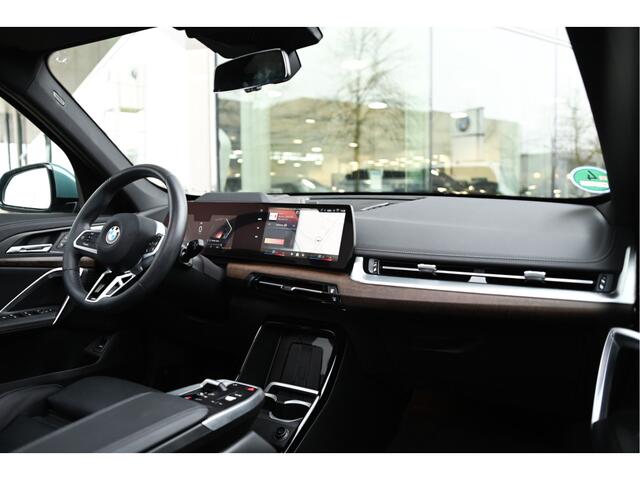 BMW X1 xDrive23i M Sport Automaat / Panoramadak / Trekhaak / Sportstoelen / Head-Up / M Adaptief onderstel / Adaptieve LED / Parking Assistant Plus
