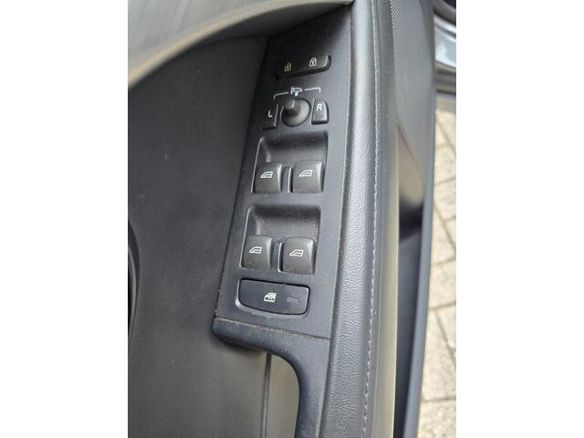Volvo V70 1.6 T4 Momentum T4 automaat leder 180pk