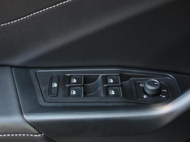 Volkswagen T-ROC 1.5 TSI Style Navigatie Apple Carplay/Android Auto Camera Parkeersensoren Adaptieve Cruise Control Dodehoek Assistent Elektrische achterklep Sto