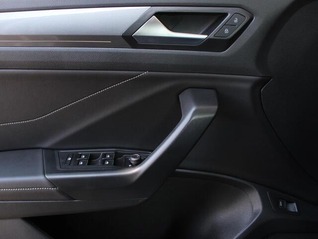 Volkswagen T-ROC 1.5 TSI Style Navigatie Apple Carplay/Android Auto Camera Parkeersensoren Adaptieve Cruise Control Dodehoek Assistent Elektrische achterklep Sto