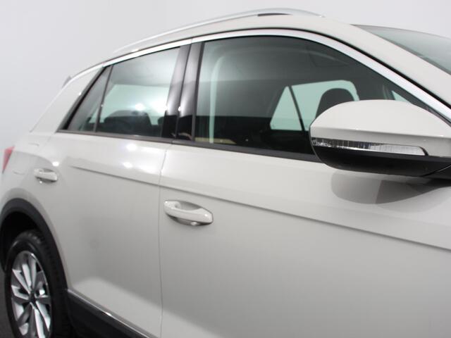Volkswagen T-ROC 1.5 TSI Style Navigatie Apple Carplay/Android Auto Camera Parkeersensoren Adaptieve Cruise Control Dodehoek Assistent Elektrische achterklep Sto