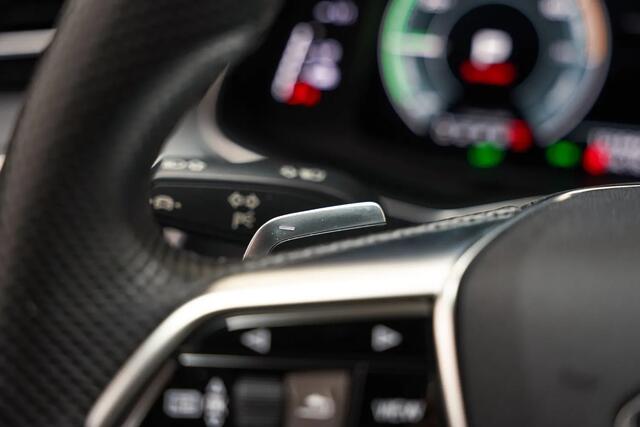 Audi A6 vant 55 TFSI e quattro S Line Competition Black [ Panorama Trekhaak Navi Apple / Leder Camera Stoelverwarming ]