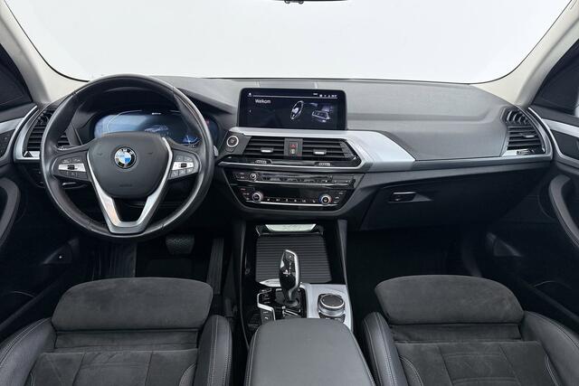 BMW X3 30e eDrive Edition | Uitklap Trekhaak | Panoramadak | CarPlay | Org NL | Sportstoelen | Digital Cockpit | Stoelverwarming |