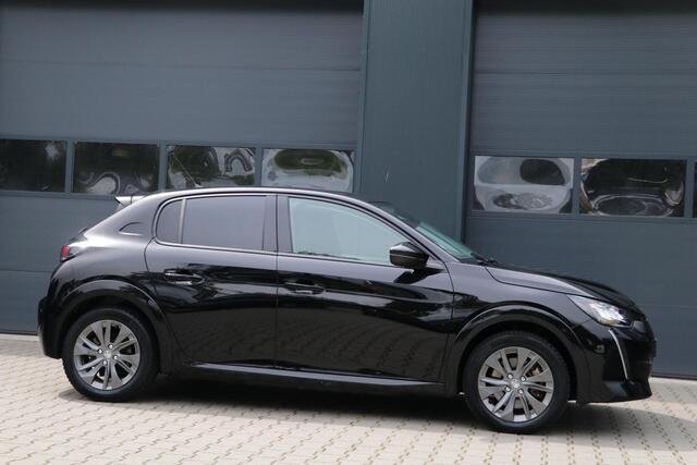 Peugeot E-208 EV Allure Pack 50 kWh AppleCarplay 3 Fase Camera PrivacyGlass Pdc Lmv 35000KM BJ2021