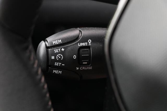 Peugeot E-208 EV Allure Pack 50 kWh AppleCarplay 3 Fase Camera PrivacyGlass Pdc Lmv 35000KM BJ2021