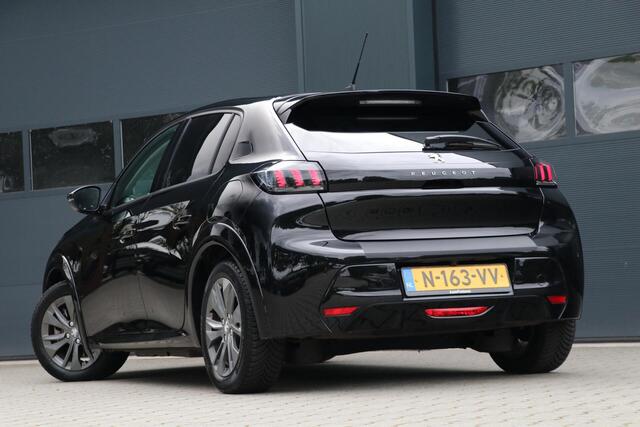 Peugeot E-208 EV Allure Pack 50 kWh AppleCarplay 3 Fase Camera PrivacyGlass Pdc Lmv 35000KM BJ2021