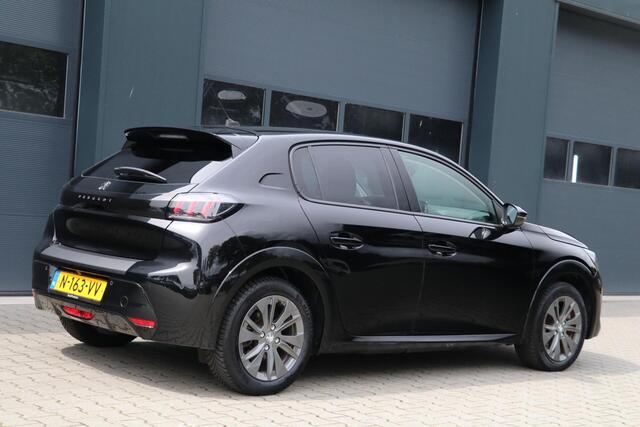 Peugeot E-208 EV Allure Pack 50 kWh AppleCarplay 3 Fase Camera PrivacyGlass Pdc Lmv 35000KM BJ2021