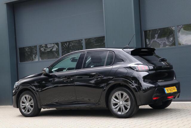 Peugeot E-208 EV Allure Pack 50 kWh AppleCarplay 3 Fase Camera PrivacyGlass Pdc Lmv 35000KM BJ2021