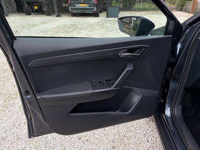 Seat Arona 1.0 TSI Style Business Intense Camera, trekhaak