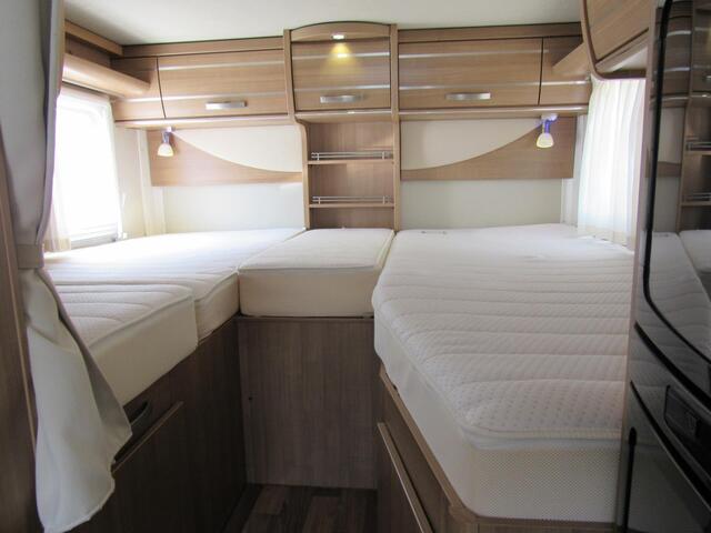 Hymer Exsis-I EX 688 Enkelebedden hefbed integ