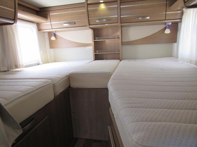Hymer Exsis-I EX 688 Enkelebedden hefbed integ