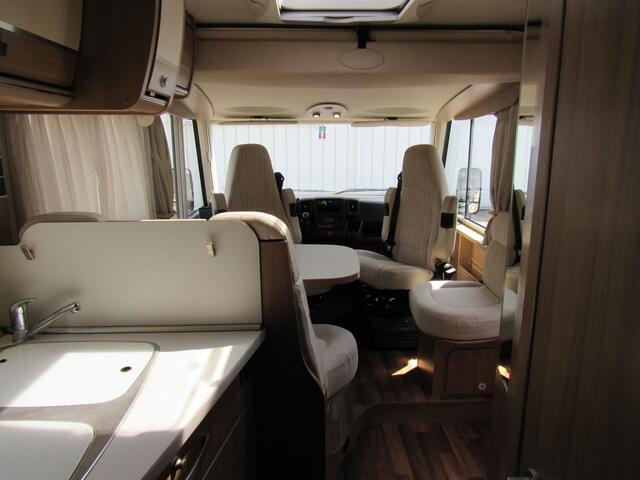 Hymer Exsis-I EX 688 Enkelebedden hefbed integ