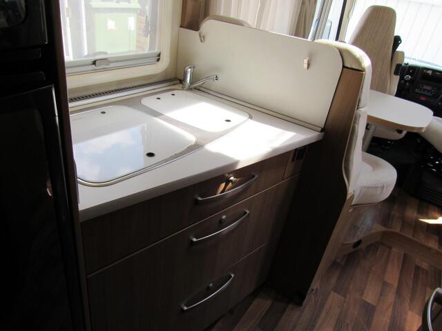 Hymer Exsis-I EX 688 Enkelebedden hefbed integ
