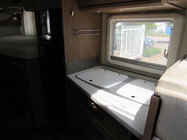 Hymer Exsis-I EX 688 Enkelebedden hefbed integ