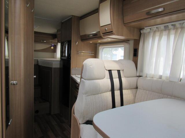 Hymer Exsis-I EX 688 Enkelebedden hefbed integ