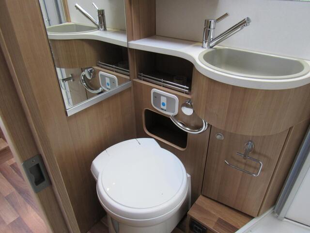 Hymer Exsis-I EX 688 Enkelebedden hefbed integ