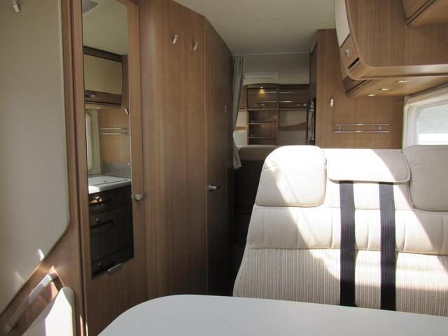 Hymer Exsis-I EX 688 Enkelebedden hefbed integ
