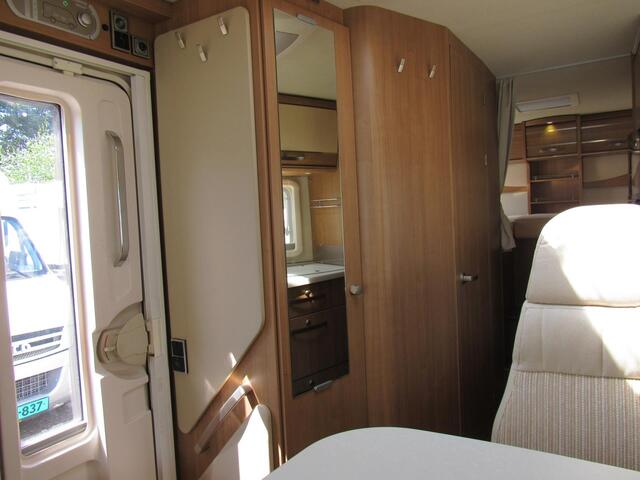 Hymer Exsis-I EX 688 Enkelebedden hefbed integ