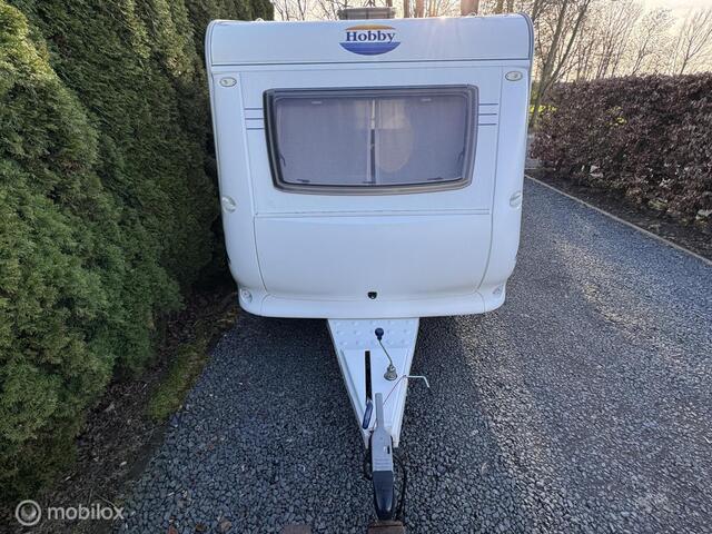 Hobby 400 SF de Luxe Vastbed Treinzit LICHTGEW