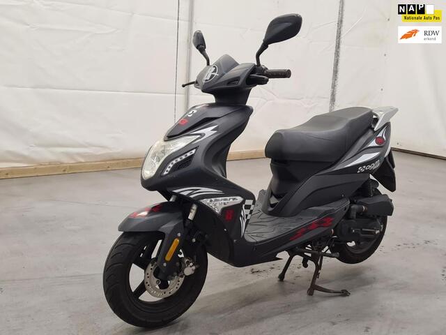 AGM Snorscooter R8,1de eigenaar